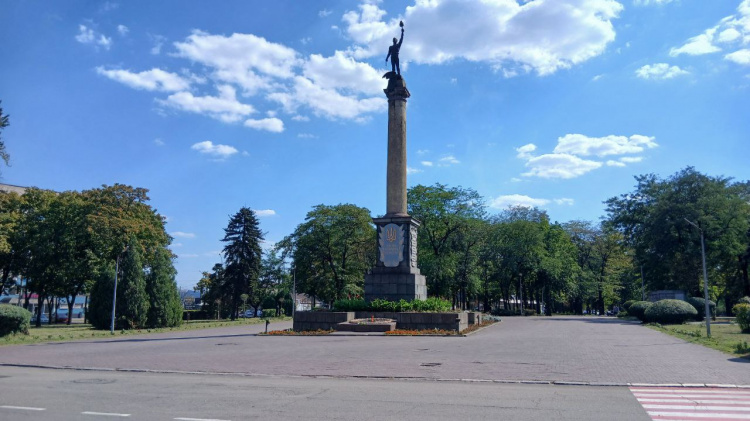 Від цитати Леніна до Тризуба: пам’ятник Прометею у Кам’янському остаточно декомунізували