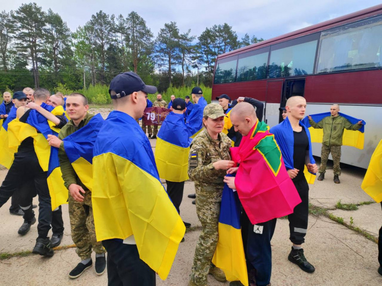 Сьогодні на Дніпропетровщину з полону за обміном повернулись 18 захисників - ВІДЕО