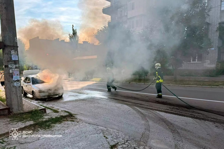 У Кам’янському автівка загорілася прямо під час руху - деталі