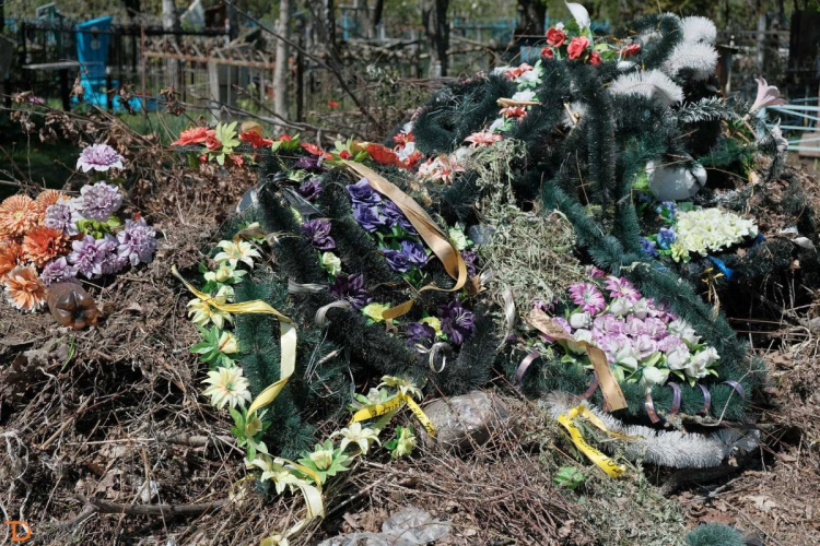 Живі чи штучні: чому кам'янчанам не слід нести рідним на кладовище пластикові квіти та вінки
