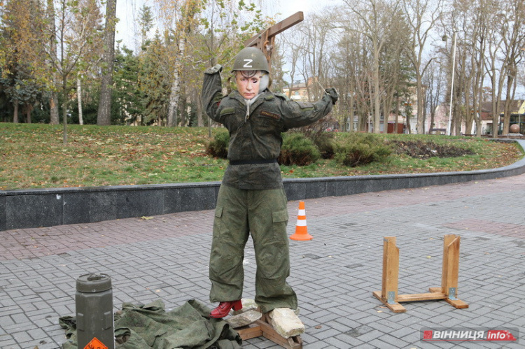 Волонтери з Кам'янського «повісили» путіна в центрі Вінниці