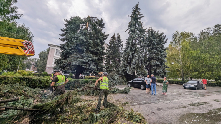 В Кам’янському тривають роботи з усунення наслідків вчорашньої негоди