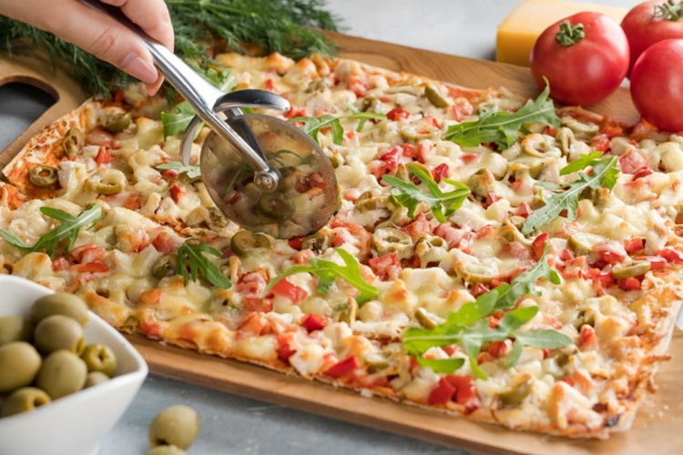 Піца з лаваша з сиром та овочами: приготуйте смачну вечерю всього за 10 хвилин