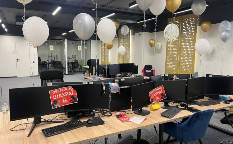 Сповідь з «офісу»: як Дніпро перетворився на столицю телефонного шахрайства та скільки заробляють на паніці