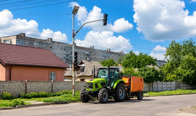 Спецтехніка з Донеччини допомагає прибирати Жовті Води