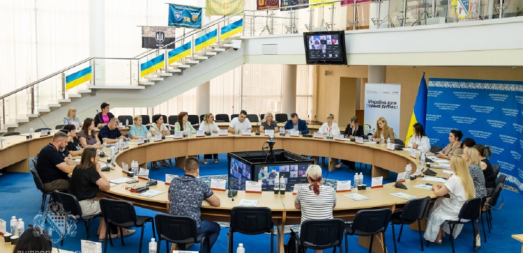 На Дніпропетровщині обговорили успіхи розвитку сімейних форм виховання 