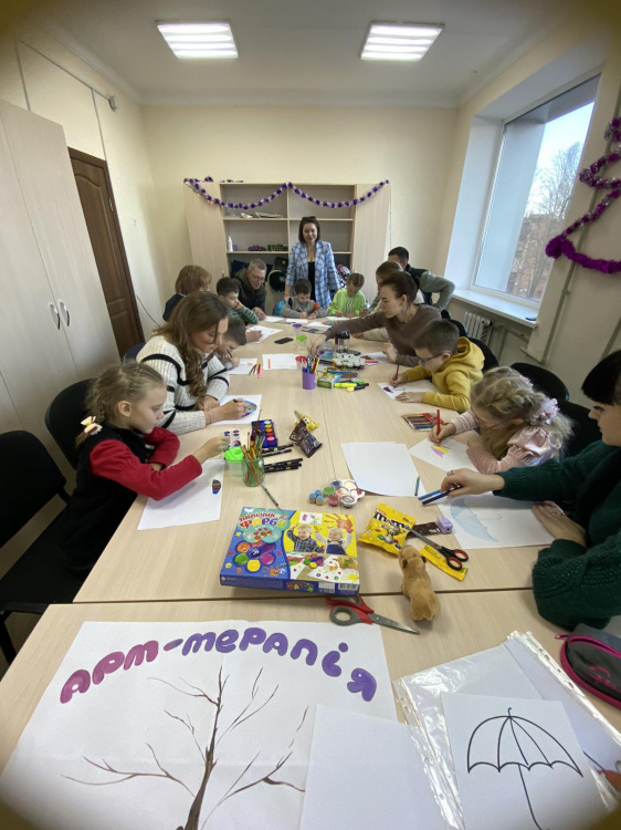 Арттерапія допомогла дітям захисників у Кам'янському впоратися з тривожністю