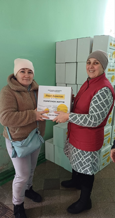 Переселенці з Очеретинської громади отримали допомогу від Ріната Ахметова у Кам'янському