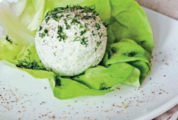 Приготуйте ніжні сирні кульки з часником та зеленню — ідеальна закуска до будь-якого столу